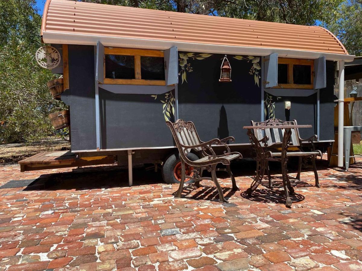 Gypsy Tiny House With Unique Outdoor Bathroom, Wifi & Firepit