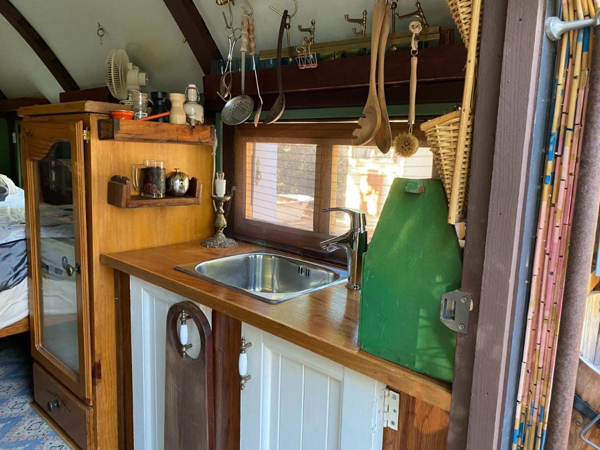 Gypsy Tiny House With Unique Outdoor Bathroom, Wifi & Firepit Luxury tent *